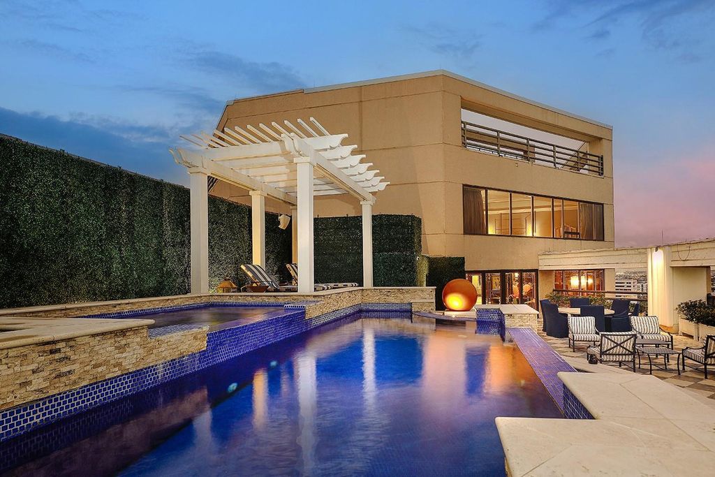 101 Westcott Street 2001, Houston, TX 77007