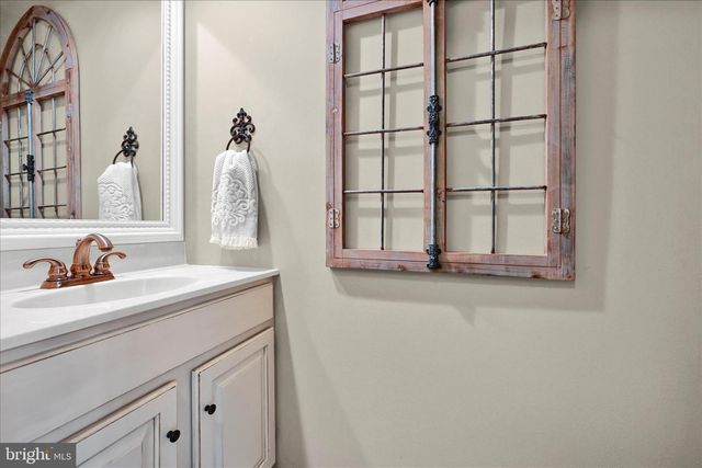 1840 KRYSTLE DR, Lancaster, PA 17602