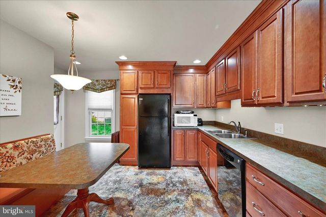 1840 KRYSTLE DR, Lancaster, PA 17602