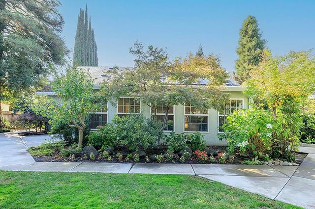 7004 Hillcrest Dr, Modesto, CA 95356