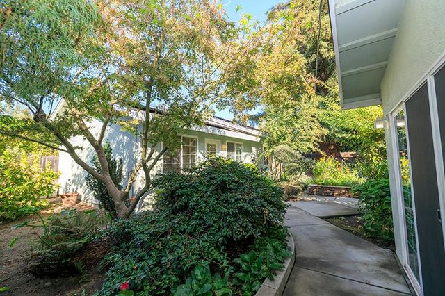 7004 Hillcrest Dr, Modesto, CA 95356