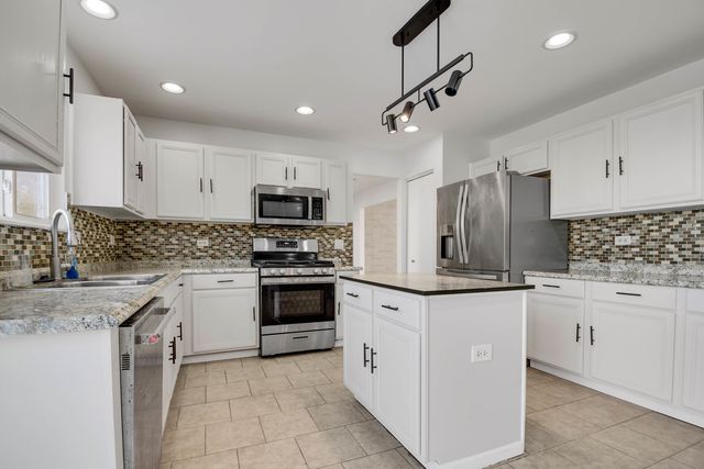 275 Clifton Lane, Bolingbrook, IL 60440