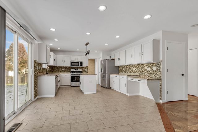 275 Clifton Lane, Bolingbrook, IL 60440