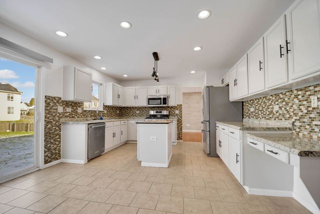 275 Clifton Lane, Bolingbrook, IL 60440