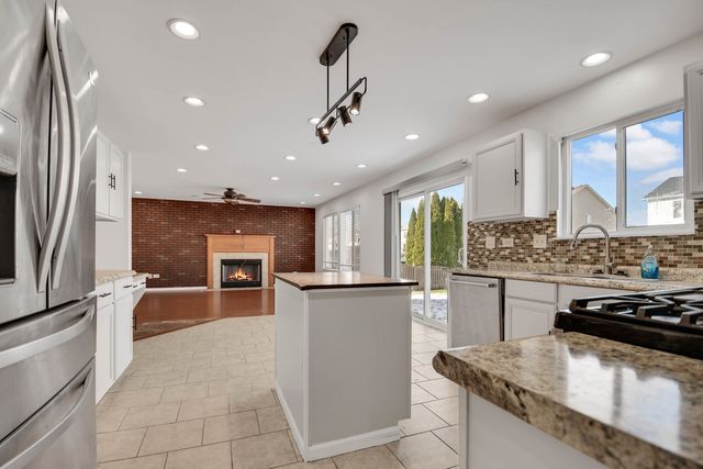 275 Clifton Lane, Bolingbrook, IL 60440