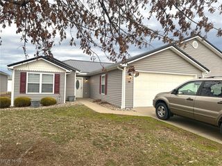 706 Oak Tree Lane, Belpre, OH 45714