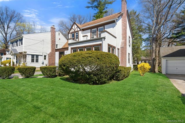 5 Burbury Lane, Great Neck, NY 11023
