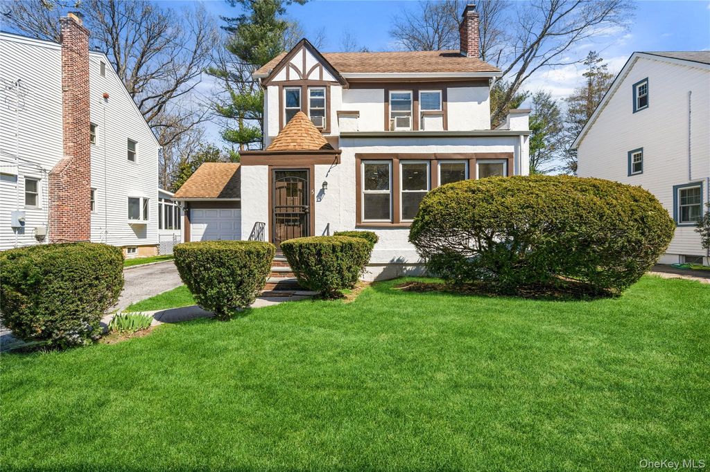 5 Burbury Lane, Great Neck, NY 11023