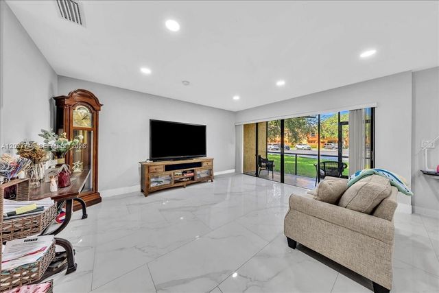 4543 NW 90th Avenue, Sunrise, FL 33351