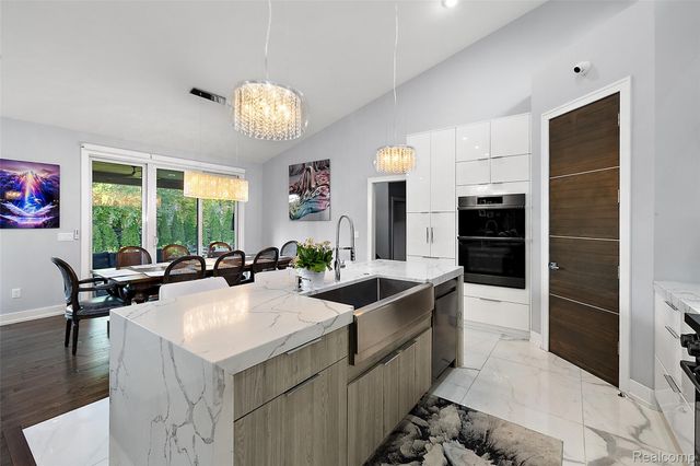 16281 Buckingham Avenue, Beverly Hills Village, MI 48025