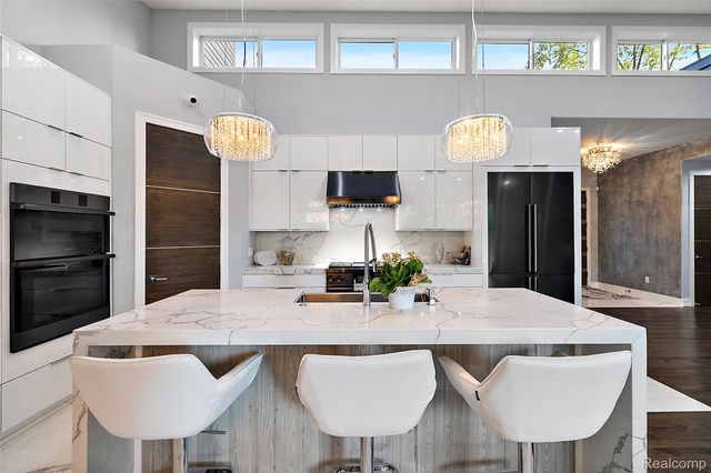 16281 Buckingham Avenue, Beverly Hills Village, MI 48025