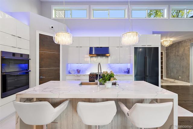 16281 Buckingham Avenue, Beverly Hills Village, MI 48025