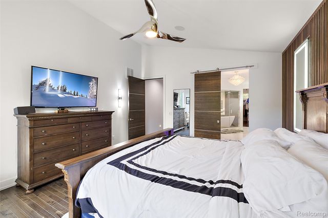 16281 Buckingham Avenue, Beverly Hills Village, MI 48025