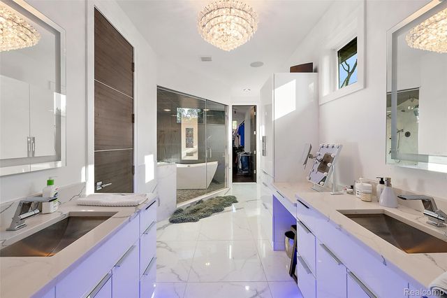 16281 Buckingham Avenue, Beverly Hills Village, MI 48025