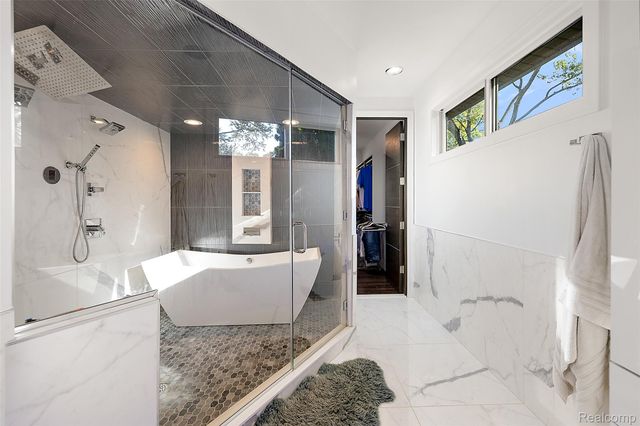 16281 Buckingham Avenue, Beverly Hills Village, MI 48025