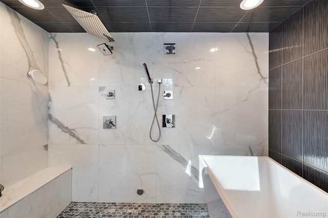 16281 Buckingham Avenue, Beverly Hills Village, MI 48025