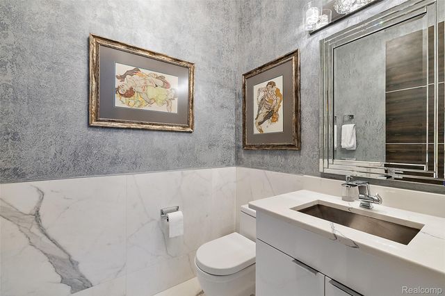 16281 Buckingham Avenue, Beverly Hills Village, MI 48025