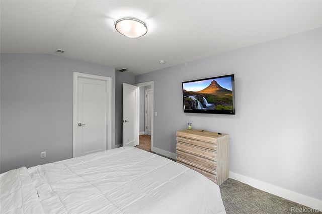 16281 Buckingham Avenue, Beverly Hills Village, MI 48025