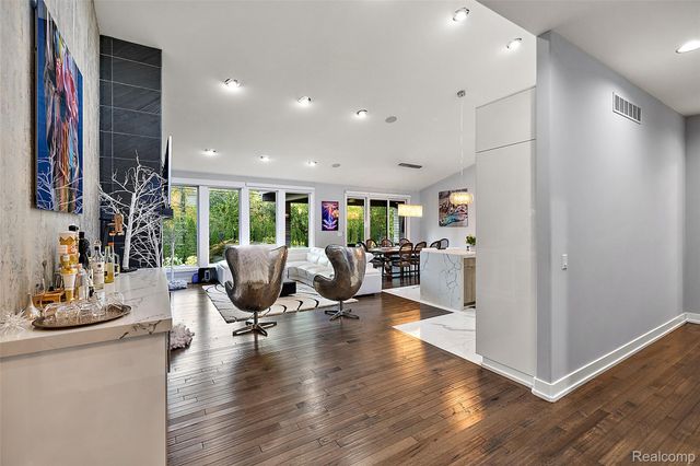 16281 Buckingham Avenue, Beverly Hills Village, MI 48025