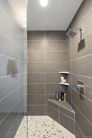 16281 Buckingham Avenue, Beverly Hills Village, MI 48025