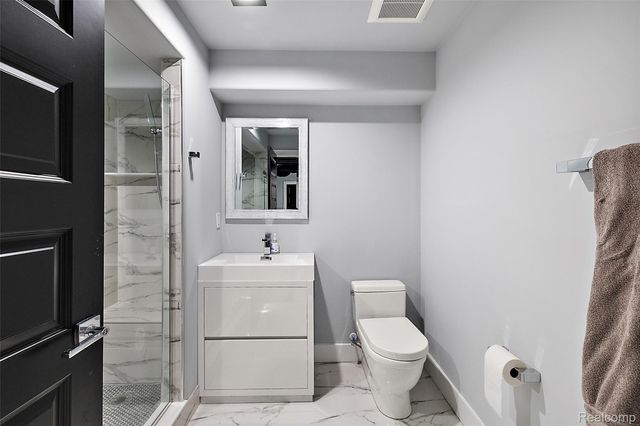 16281 Buckingham Avenue, Beverly Hills Village, MI 48025