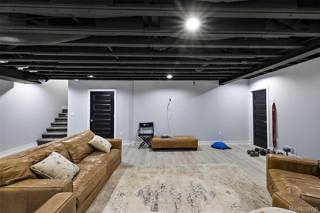 16281 Buckingham Avenue, Beverly Hills Village, MI 48025