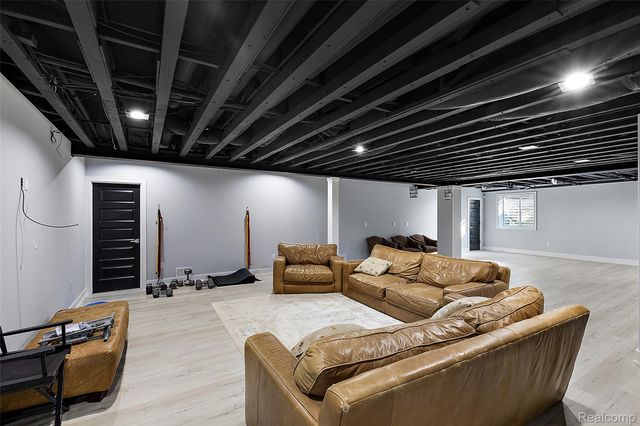 16281 Buckingham Avenue, Beverly Hills Village, MI 48025