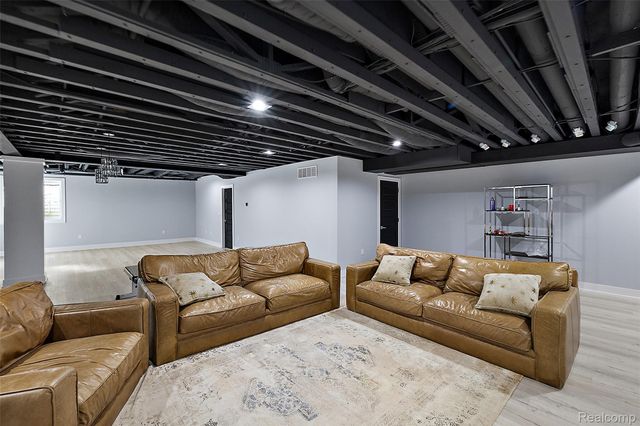 16281 Buckingham Avenue, Beverly Hills Village, MI 48025