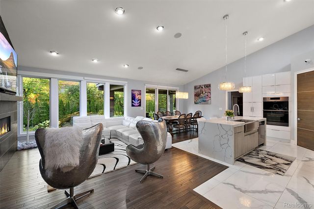 16281 Buckingham Avenue, Beverly Hills Village, MI 48025