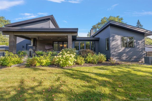 16281 Buckingham Avenue, Beverly Hills Village, MI 48025