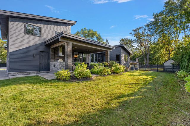 16281 Buckingham Avenue, Beverly Hills Village, MI 48025