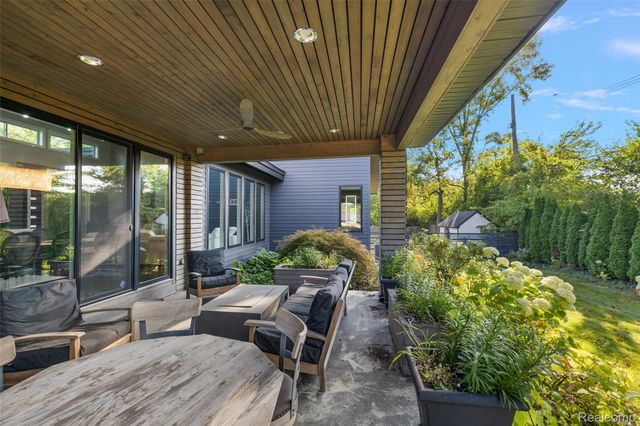 16281 Buckingham Avenue, Beverly Hills Village, MI 48025