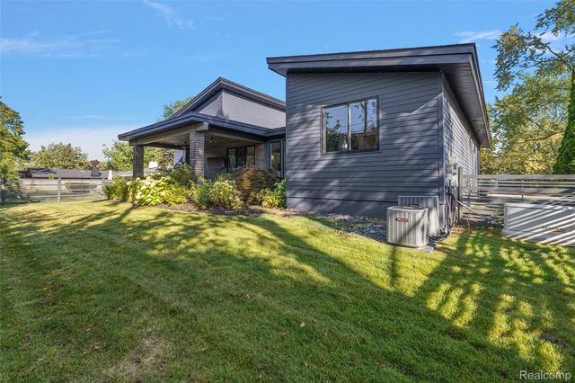 16281 Buckingham Avenue, Beverly Hills Village, MI 48025