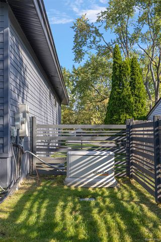 16281 Buckingham Avenue, Beverly Hills Village, MI 48025