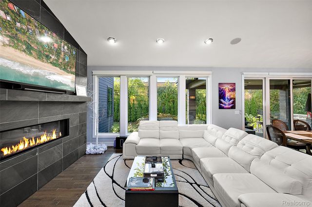 16281 Buckingham Avenue, Beverly Hills Village, MI 48025