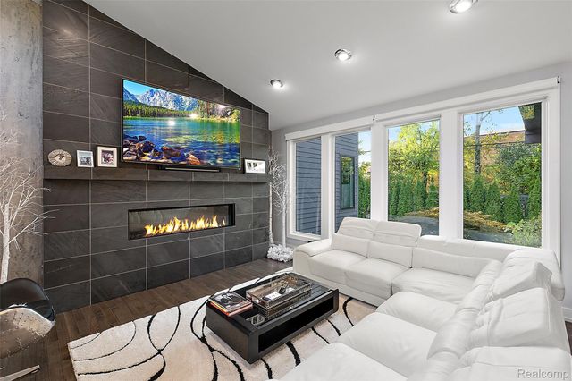 16281 Buckingham Avenue, Beverly Hills Village, MI 48025