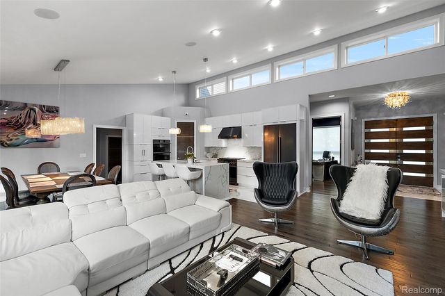 16281 Buckingham Avenue, Beverly Hills Village, MI 48025