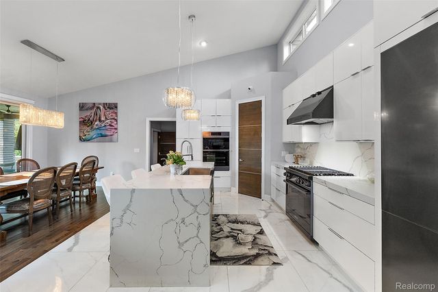 16281 Buckingham Avenue, Beverly Hills Village, MI 48025