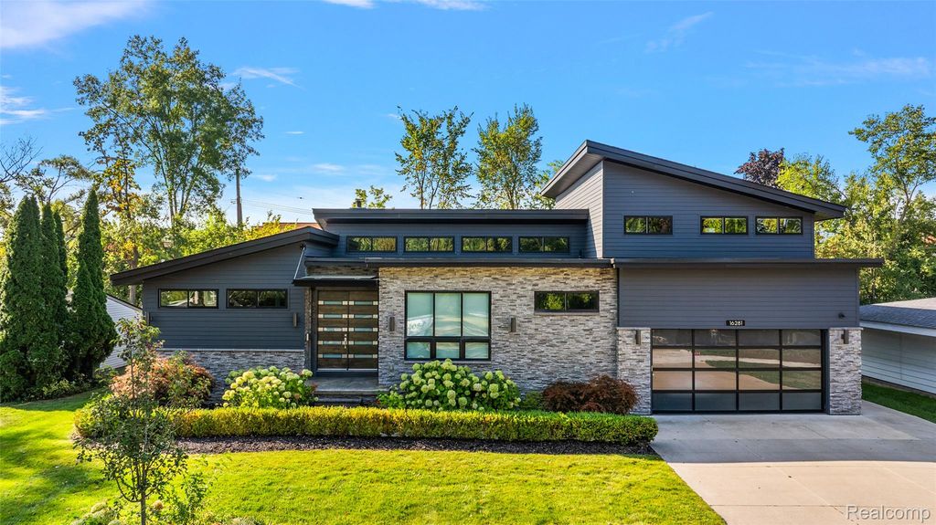 16281 Buckingham Avenue, Beverly Hills Village, MI 48025