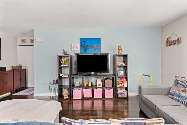 8819 N Wisner Street 2, Niles, IL 60714