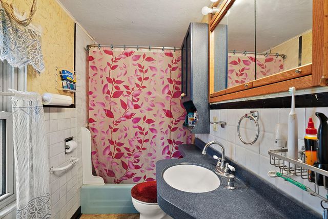 1409 Hillsboro Avenue N, Golden Valley, MN 55427