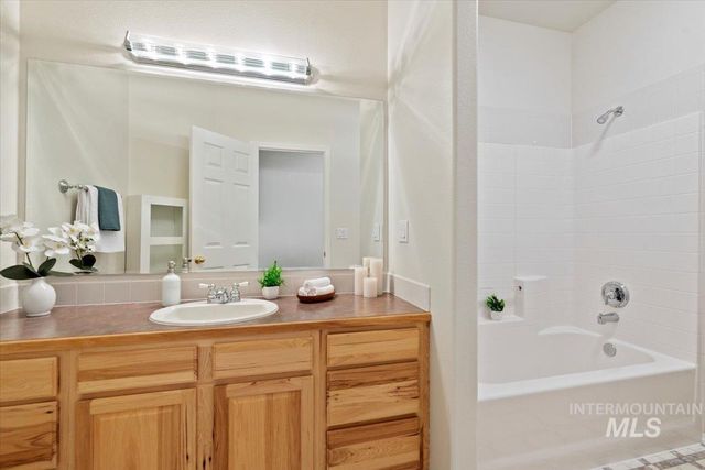 7825 S Chisum Way, Meridian, ID 83642