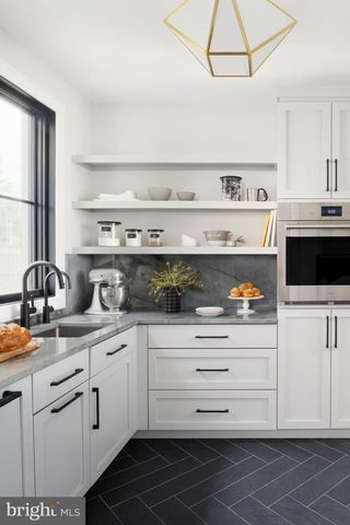9910 DEERFIELD POND DR, Great Falls, VA 22066