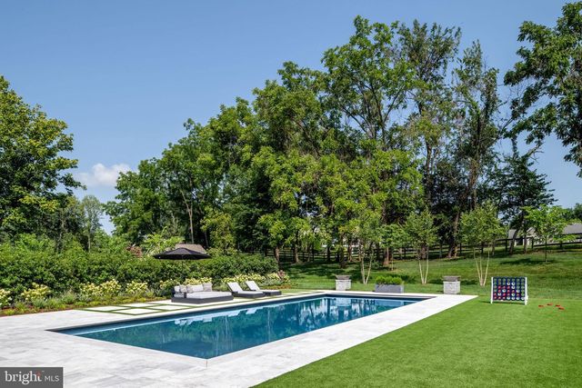 9910 DEERFIELD POND DR, Great Falls, VA 22066