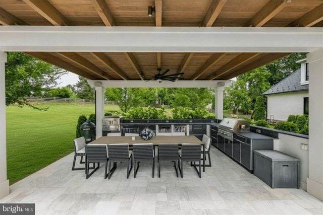 9910 DEERFIELD POND DR, Great Falls, VA 22066