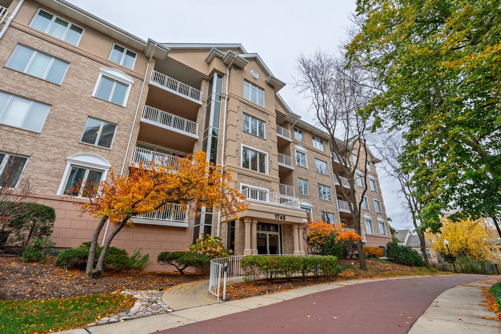 1745 PAVILION Way 206, Park Ridge, IL 60068