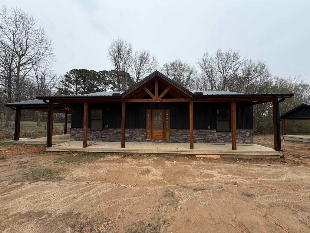 279 OAKGROVE RD, Selmer, TN 38375