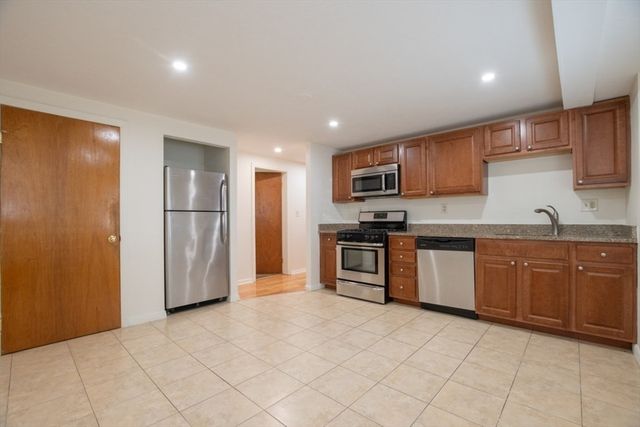 146 Willow 4, Waltham, MA 02453