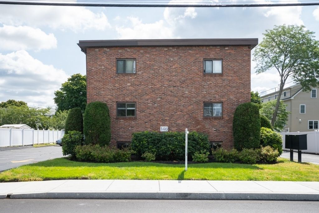 146 Willow 4, Waltham, MA 02453