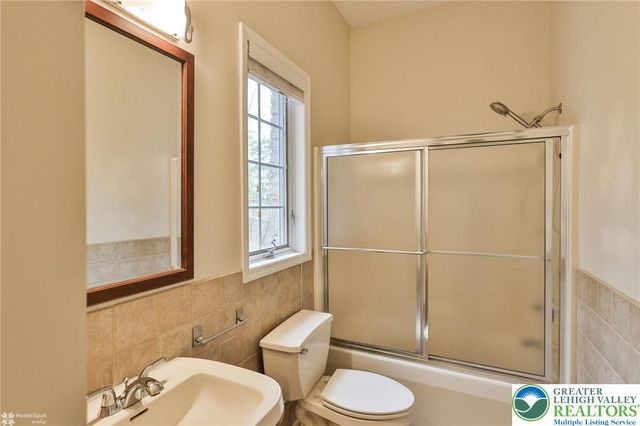 1946 Kyle Drive, Stroudsburg, PA 18360